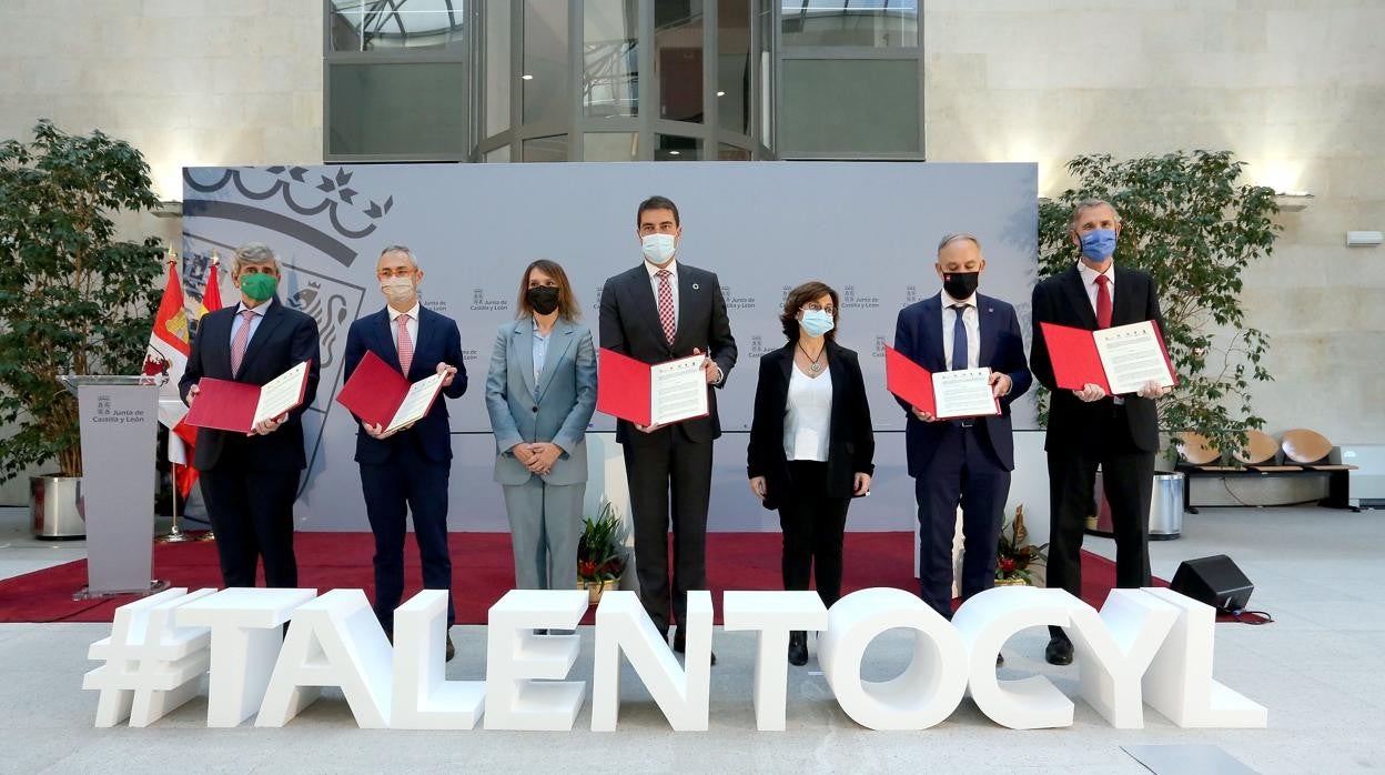 Los consejeros de Educación y Presidencia, junto a los rectores, tras la firma del acuerdo