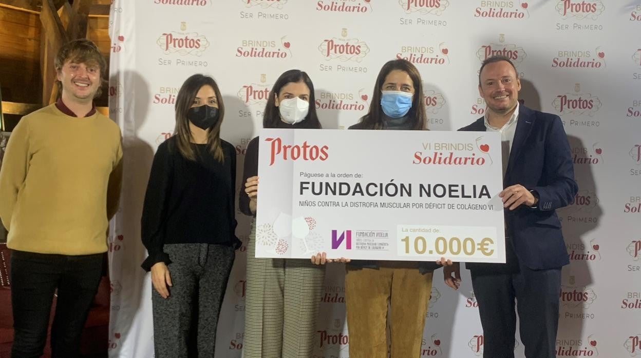 Entrega del premio, con la presencia del doctor Arístides López; Noelia Canela, al frente de la fundación; y el director general de Protos, Carlos Villar