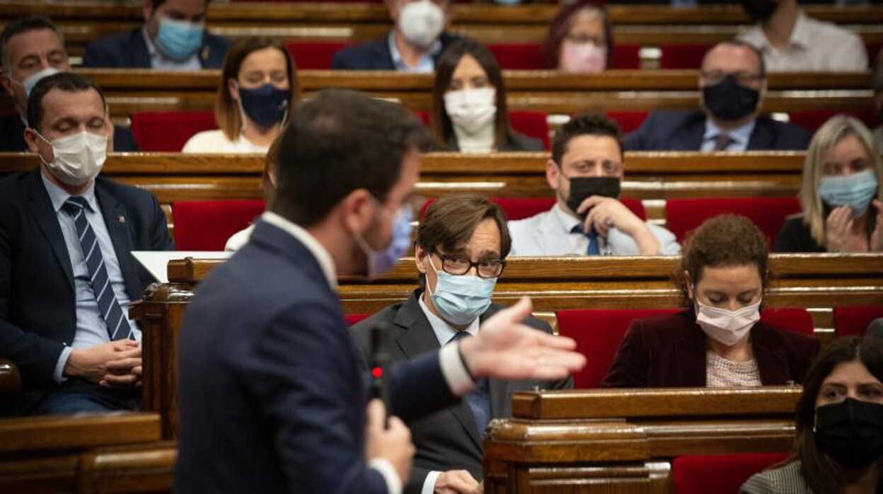 Illa y otros diputados socialistas, atendiendo a las explicaciones de Aragonès en el último pleno parlamentario