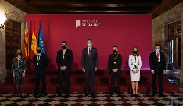 Imagen del Rey Felipe VI junto a los ganadores de los Premios Jaume I