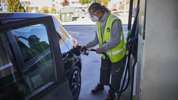 El pleno de ‘Sanse’ firma una declaración institucional para solucionar el conflicto con la gasolinera de Apadis