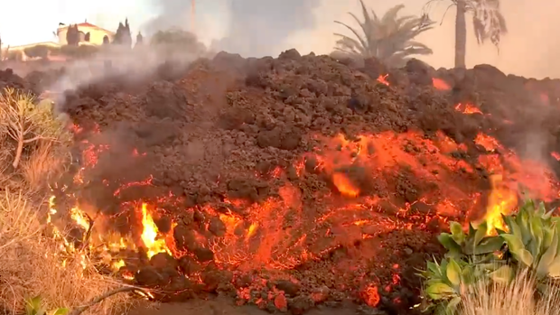 Dos desbordamientos de lava en 24 horas en el volcán de La Palma