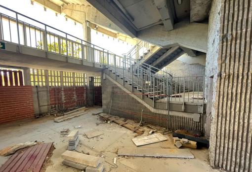 Los pasillos de la plaza presentan elementos desprendidos