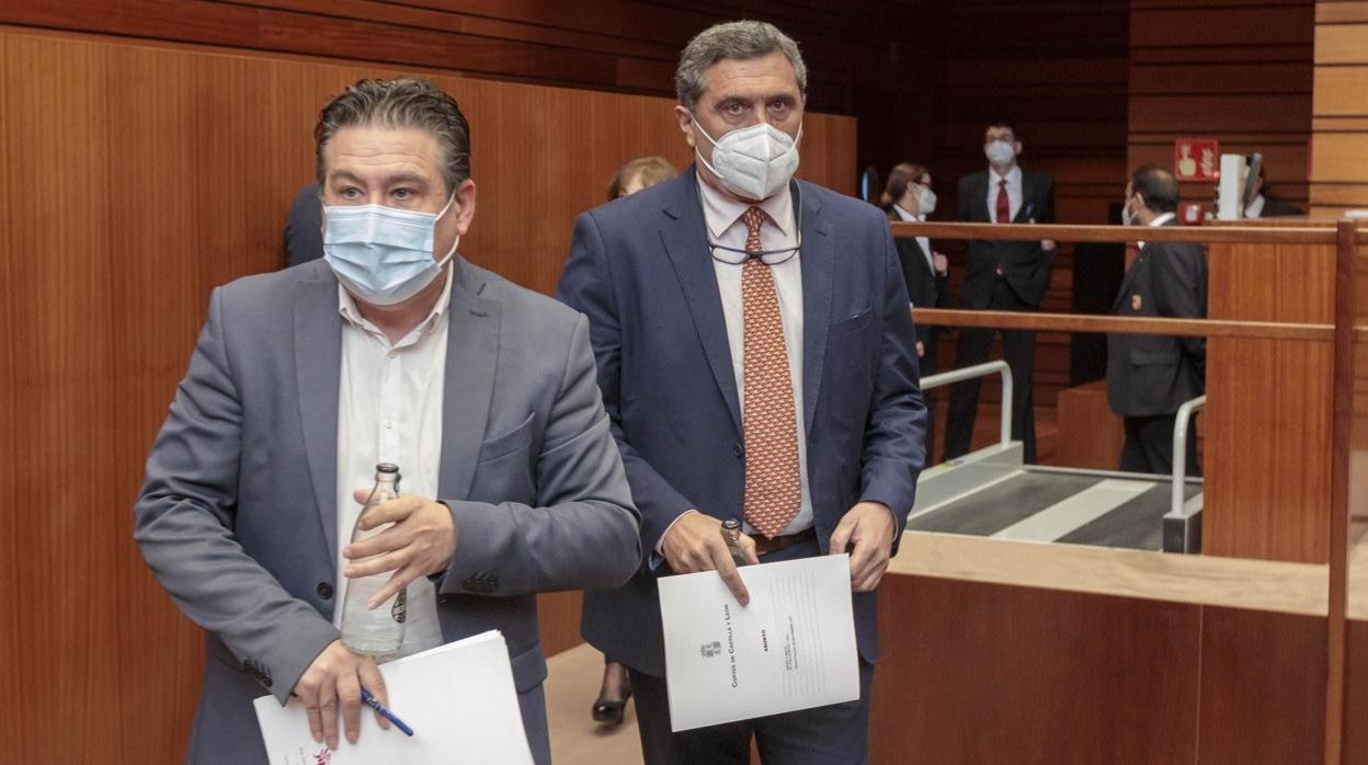 Luis Mariano Santos (UPL) y Pedro Pascual (Por Ávila), minutos antes de empezar el pleno de las Cortes