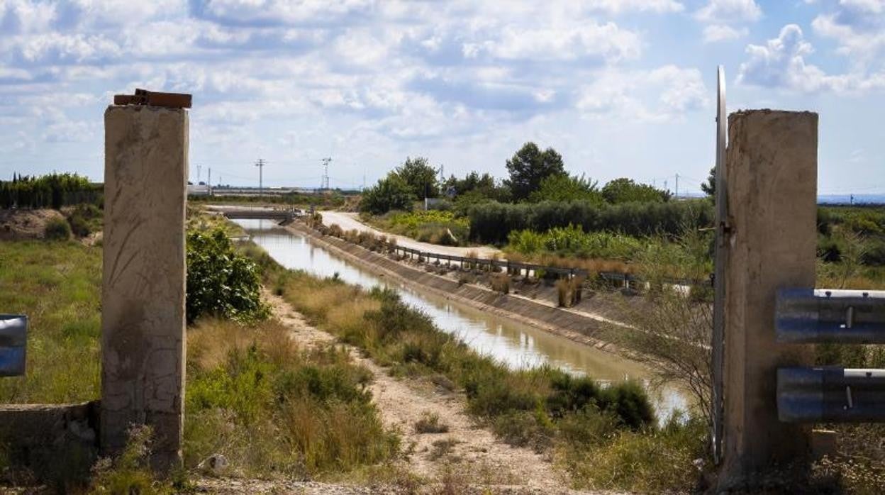 Conducciones de riego en una zona de cultivo dependiente del trasvase Tajo-Segura en Alicante