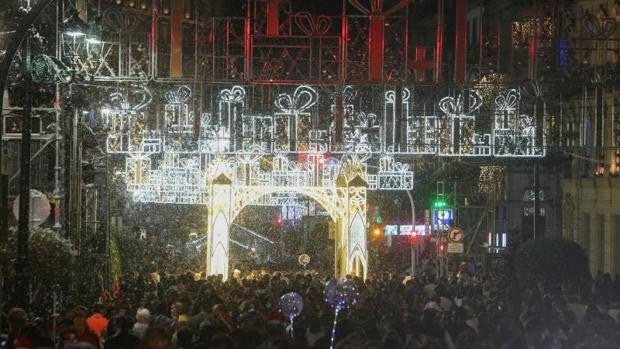 Se encienden las luces navideñas en Vigo en un ambiente festivo