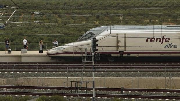 Un AVE incompleto llega hoy a Galicia con 12 años de retraso