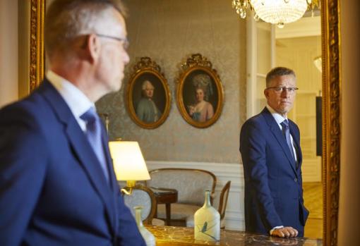 El embajador sueco posa para ABC en su residencia