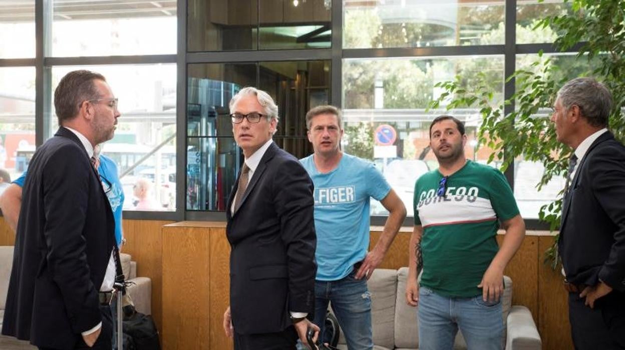 Rüdiger Terhorst, en el centro, socio director de Parter en una reunión con los trabajadores de La Coruña y Avilés celebrada poco antes de la venta
