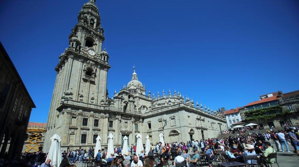 Ambiente en la plaza de A Quintana de Santiago y colas para entrar en la Puerta Santa este verano