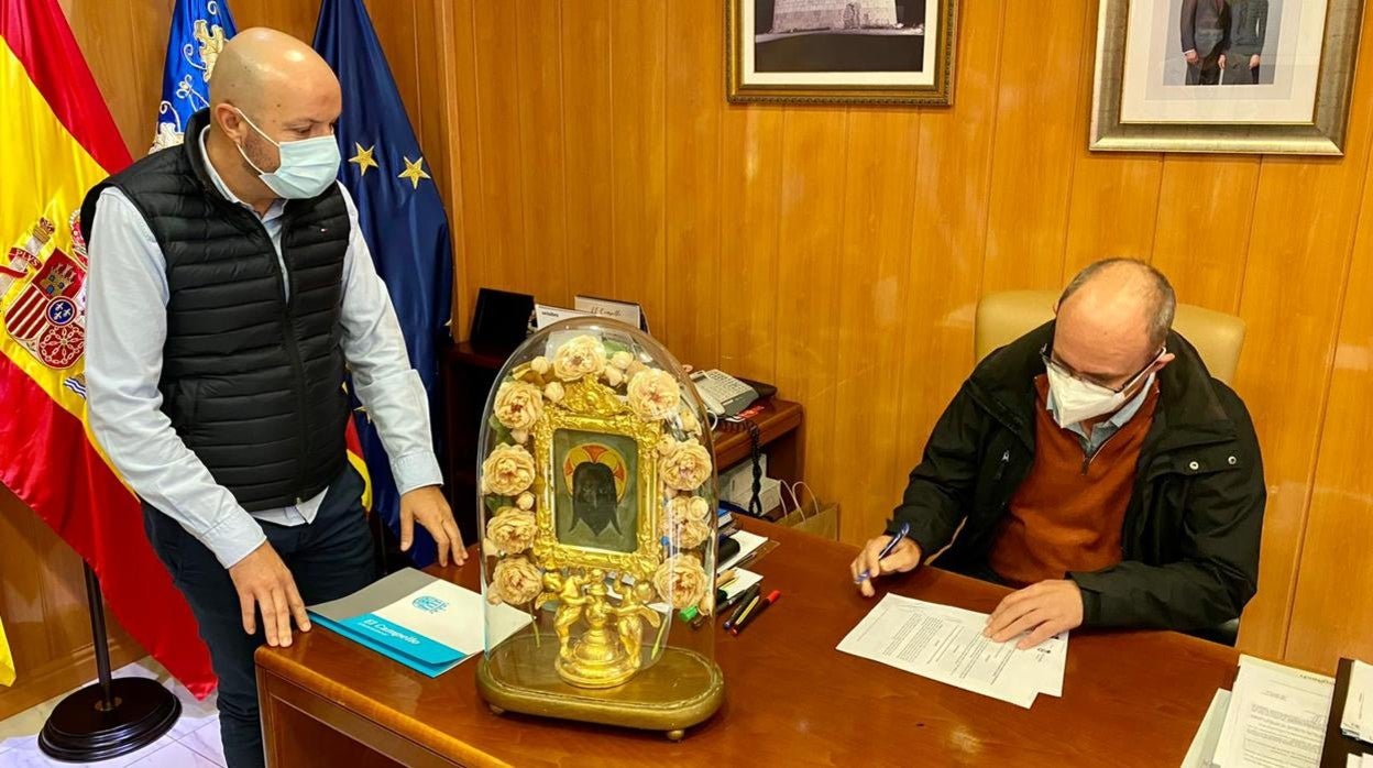 Firma de la donación del fanal de la Santa Faz a El Campello