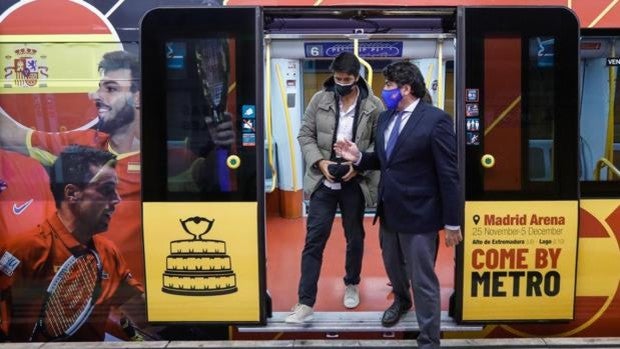 Metro decora un tren de la línea 6 con los jugadores y países participantes de la Copa Davis
