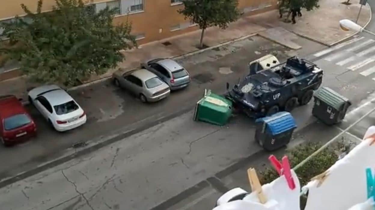 La Policía emplea una antigua tanqueta del Ejército en los disturbios por la huelga del metal en Cádiz