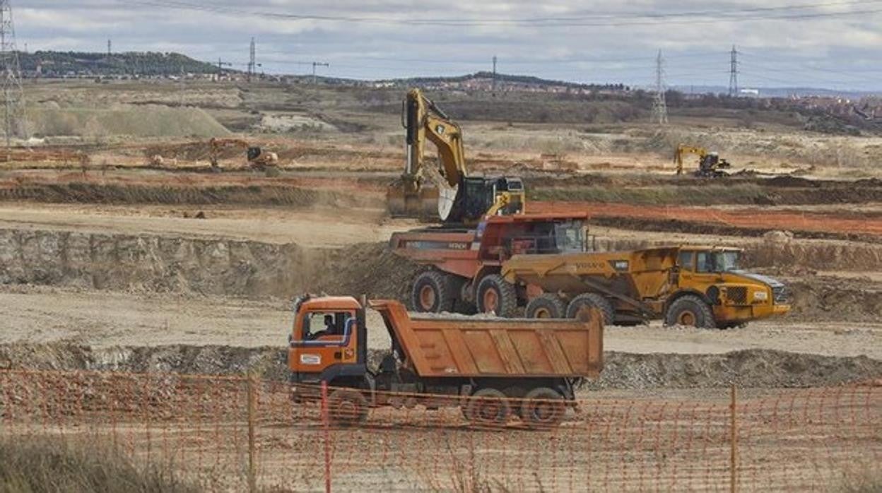 Las excavadoras comienzan los trabajos de urbanización del desarrollo de Los Ahijones - GUILLERMO NAVARRO