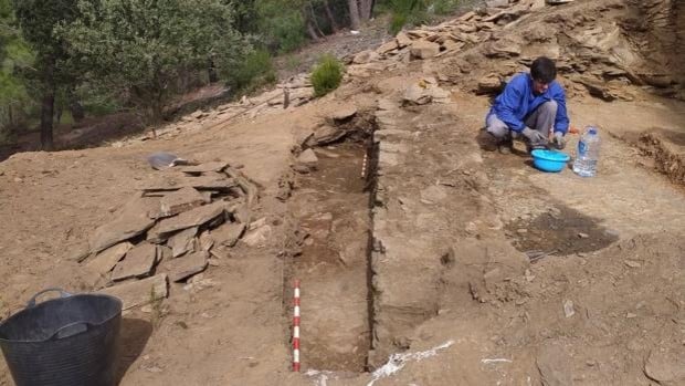 Aparece una olla con huesos en un castro de Larouco, un hallazgo sin precedentes en Galicia