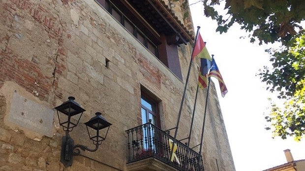 La mitad de los ayuntamientos gobernados por el PSC incumple la ley al no ondear la bandera de España