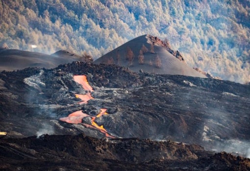 Vista de la zona 7 y el cono eruptivo sobre el campo de colada