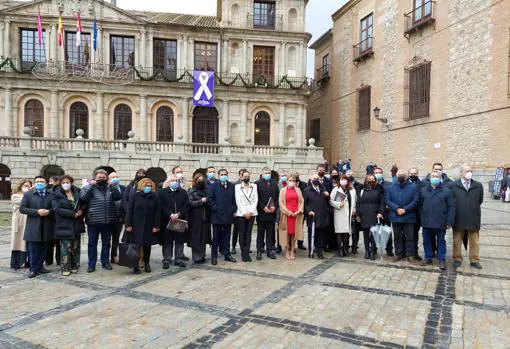 Los representantes de las ciudades alfonsíes posan en la plaza del ayuntamiento
