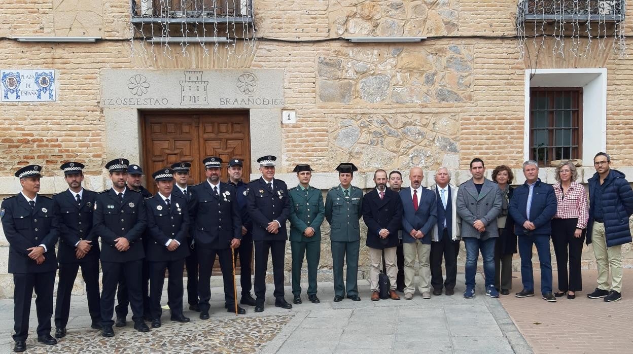 El homenajeado (en el centro) y, con la vara de mando, el nuevo jefe, junto a compañeros, Guardia Civil y Corporación municipal