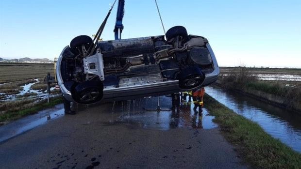 Unos vecinos rescatan a una madre y sus tres hijos de un coche volcado en una acequia de Cullera