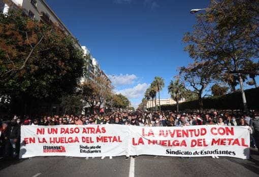 Los estudiantes se suman a la manifestación en apoyo del metal convocada por sindicatos