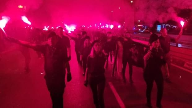 Batalla campal al paso de una marcha falangista por una discoteca de Alpedrete la noche del 20-N