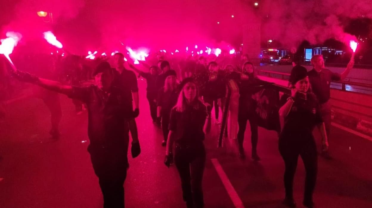 La marcha falangista, entre Moncloa y el Valle de los Caídos, la noche del 20-N