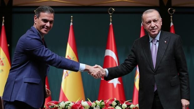 Tormenta en las relaciones entre Grecia y España por la visita de Sánchez a Turquía