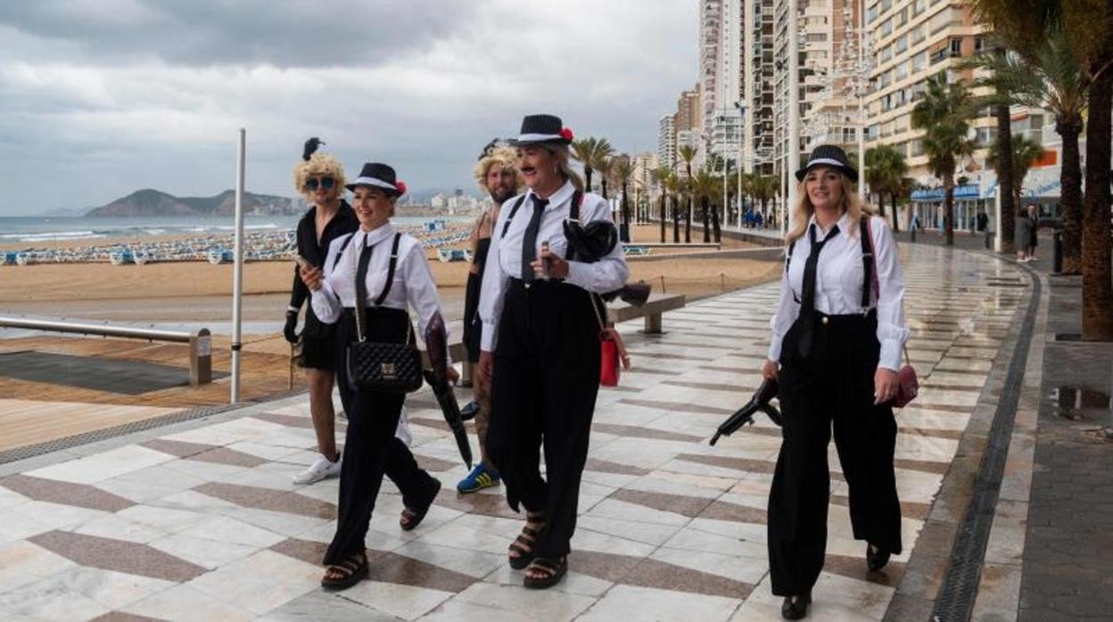 Aspecto de la playa en Benidorm vacía con la isla al fondo