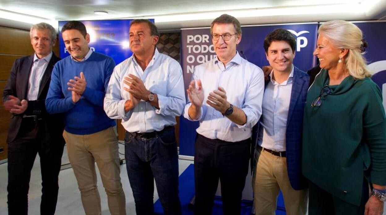 Javier Guerra, tercero por la izquierda, en un acto electoral de 2019