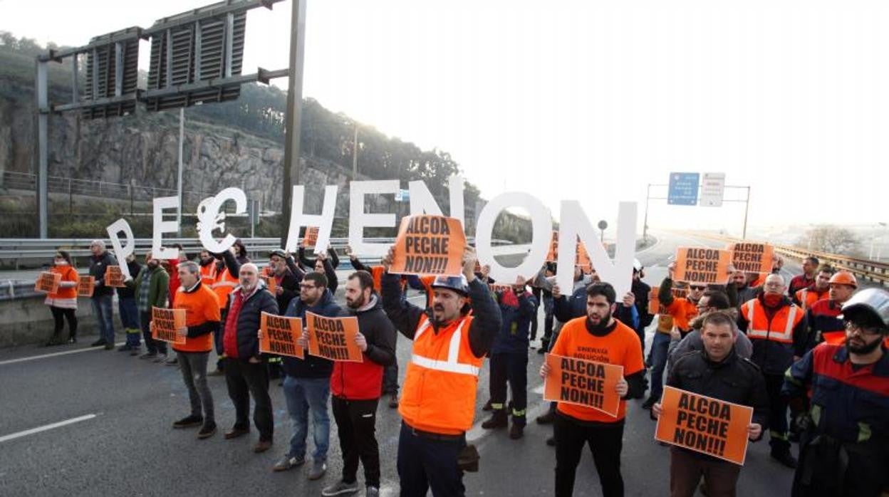 Protesta de los trabajadores de Alcoa antes de su venta al fondo suizo Parter