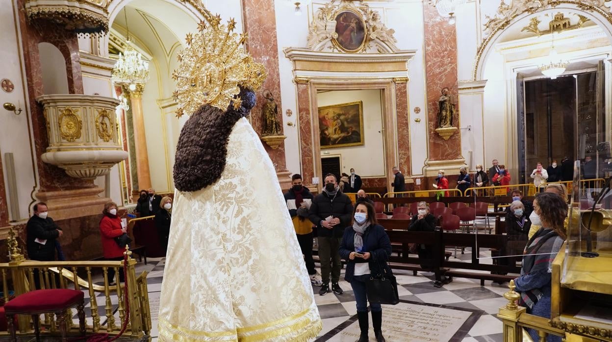 Imagen de la Mare de Déu ubicada en el interior de la Basílica de la Virgen de los Desamparados de Valencia