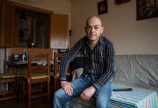 Jesús G. posa en su piso de Villaverde, una de las 175 viviendas del programa 'housing first'
