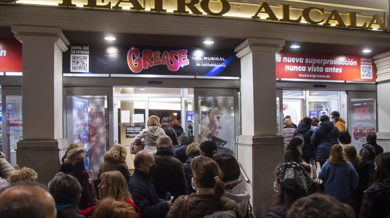 La cola en el Nuevo Teatro Alcalá para ver el concierto de El Consorcio