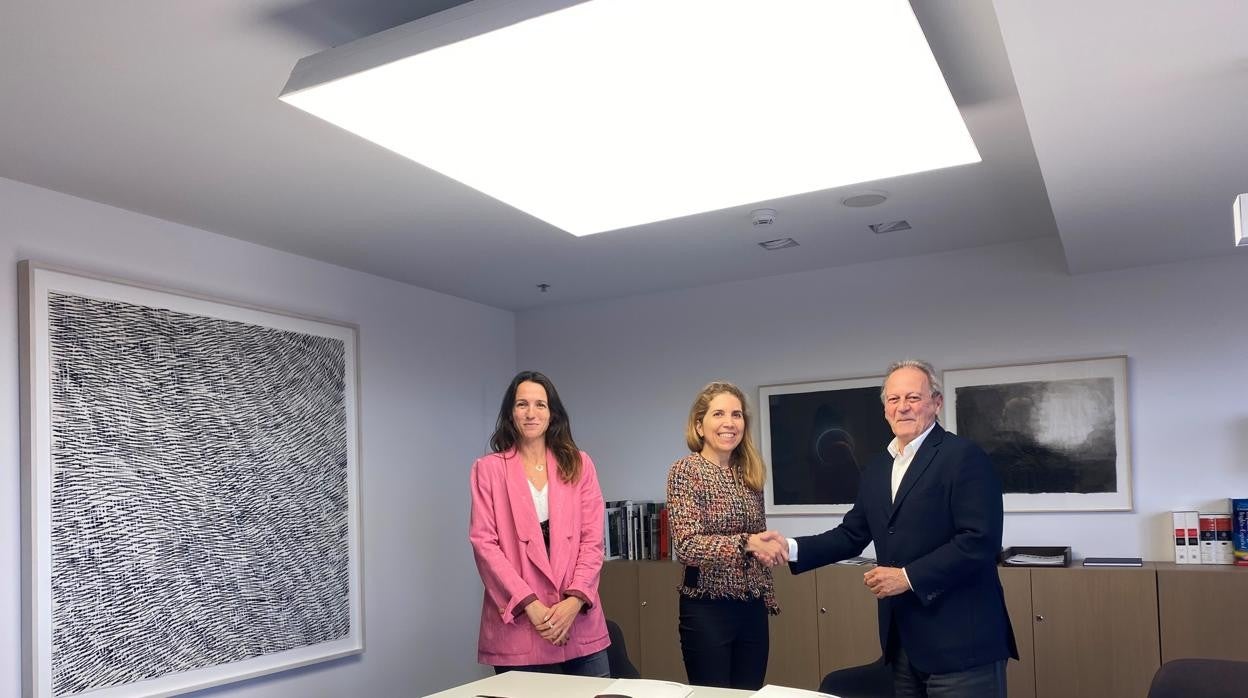 Imagen tomada durante la firma del acuerdo entre las fundaciones Ellis Alicante y Banco Sabadell