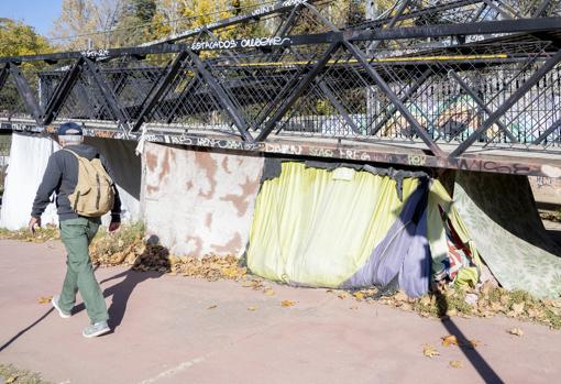 El asentamiento de sin techo bajo un puente del parque de la Bombilla