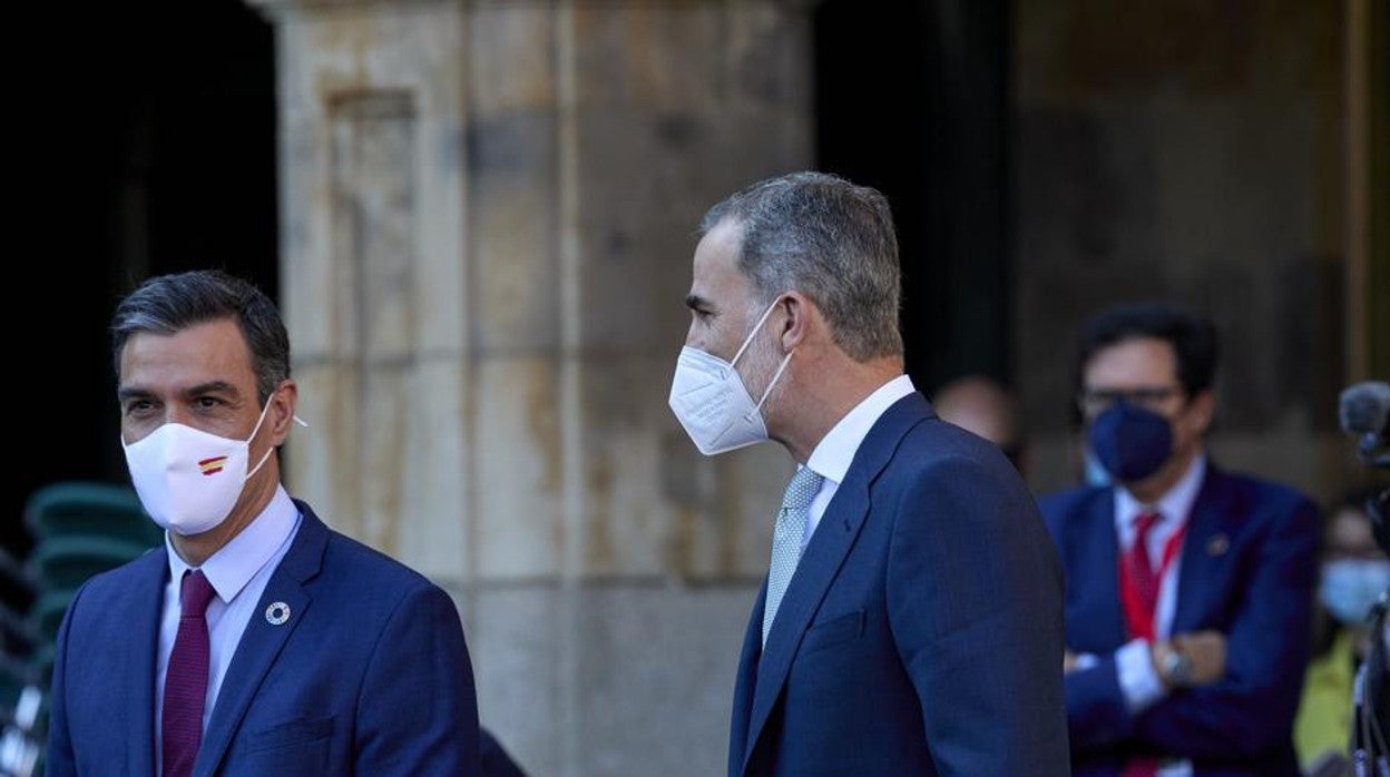 Felipe VI, con del presiente del Gobierno, Pedro Sánchez