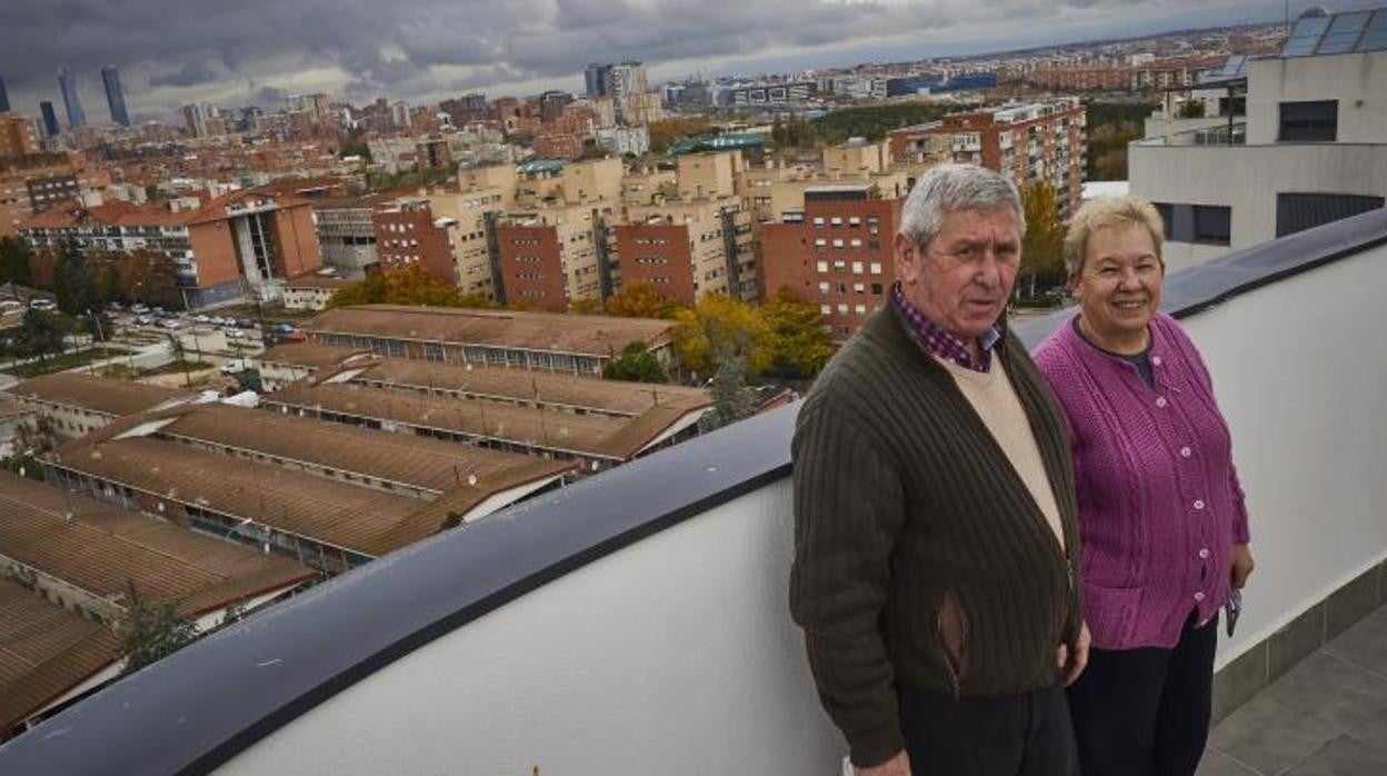 Martín y Rosa, ayer, en la terraza de su ático