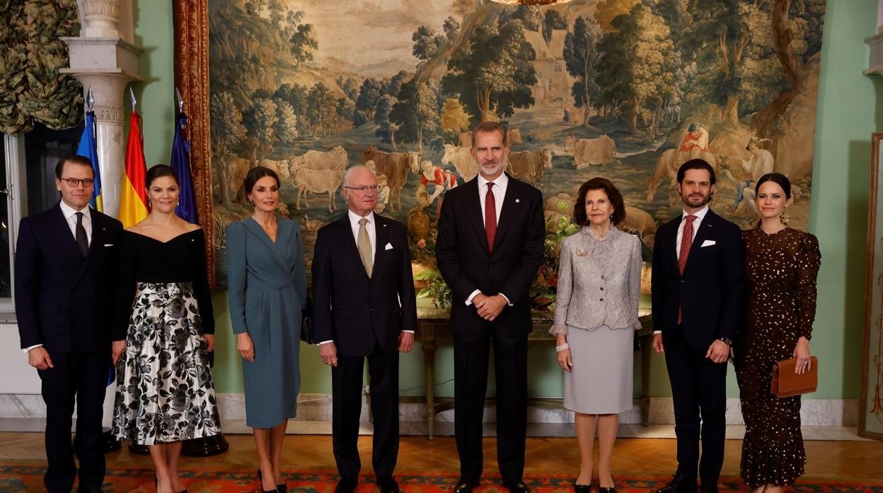 La reina Letizia, el rey Felipe VI; los reyes de Suecia, Carlos XVI Gustavo y Silvia; la princesa heredera Victoria de Suecia (2i), su hermano, Carlos Felipe (2d), y sus respectivas parejas, Daniel (i) y Sofía (d) durante la Recepción ofrecida por los Reyes de Esapaña este jueves en la Residencia de la Embajadora de España en Suecia