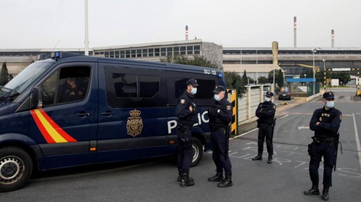 Registro de la Policía Nacional en la factoría de Alu Ibérica en marzo pasado por orden judicial