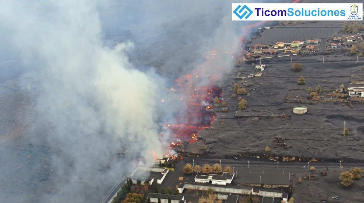 Un desborde al sur provoca que la lava llegue al cementerio