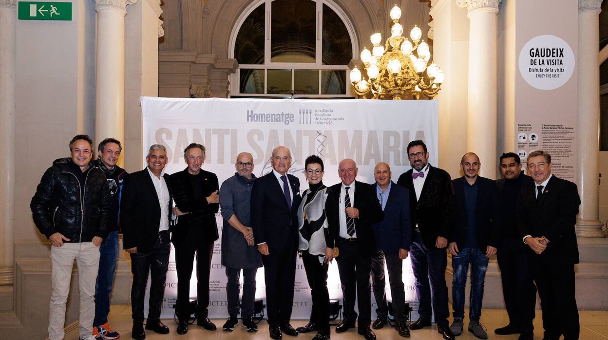 Foto de familia con algunos de los chefs participantes en el homenaje a Santamaría