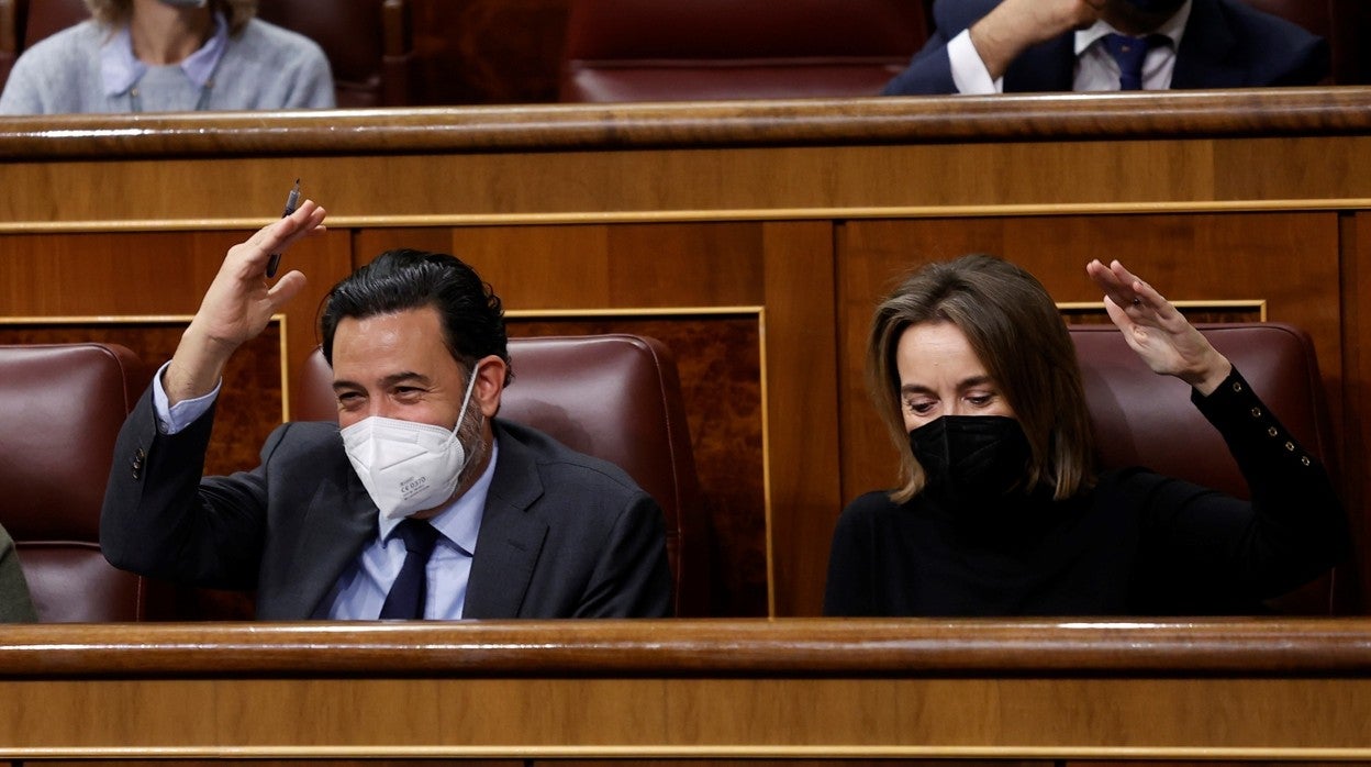 Guillermo Mariscal y Cuca Gamarra, del PP, protestan en el pleno de Presupuestos