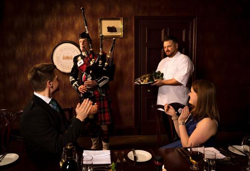 Una cena «Burns nihgt» en el momento de servir el «haggis» con música de gaita