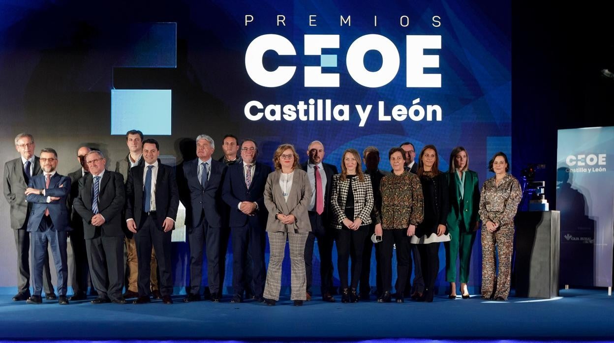 Los galardonados junto a las autoridades en la entrega de los premios en León