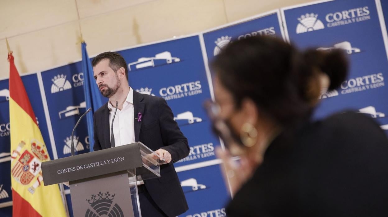 El secretario general del PSOE de Castilla y León, Luis Tudanca, durante una rueda de prensa en las Cortes