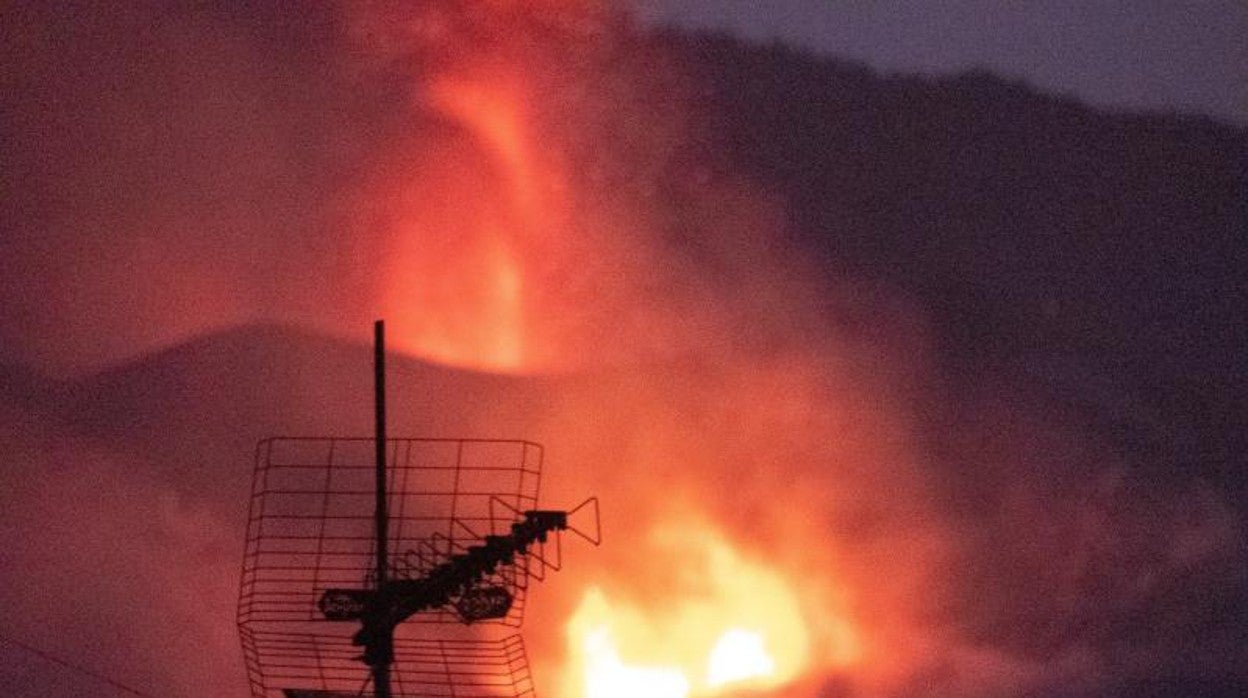 Vista del cono eruptivo tras la azotea de una vivienda