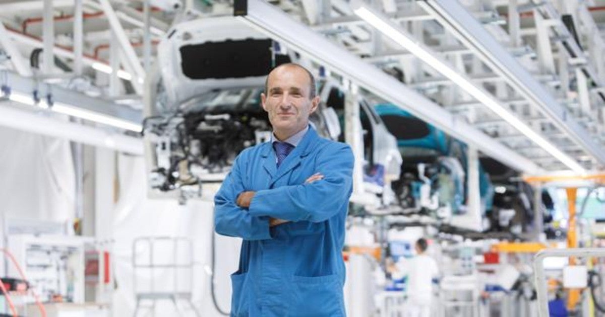 Miguel Ángel Grijalba, director de producción, en la planta de Volkswagen Navarra en Landaben.