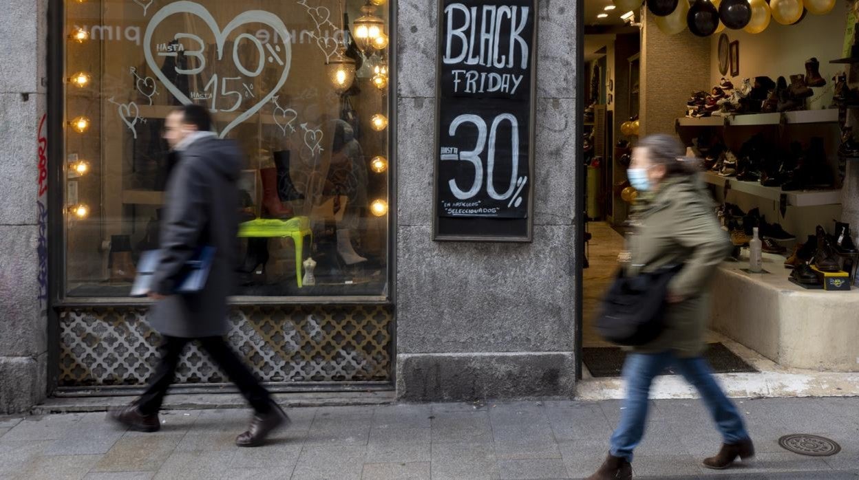 Cartel promocional del Black Friday en una zapatería de Madrid