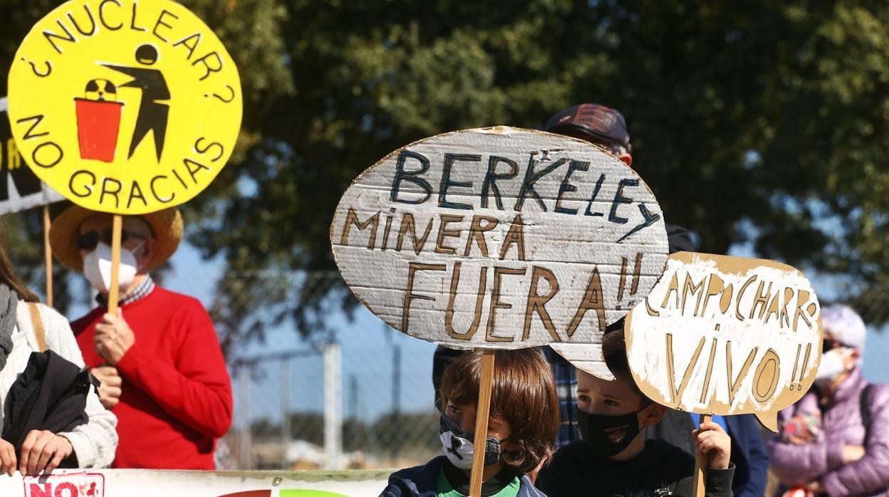 La plataforma Stop Uranio durante una concentración el pasado febrero en la oficinas que la empresa Berkeley Minera España tiene en Retortillo (Salamanca)